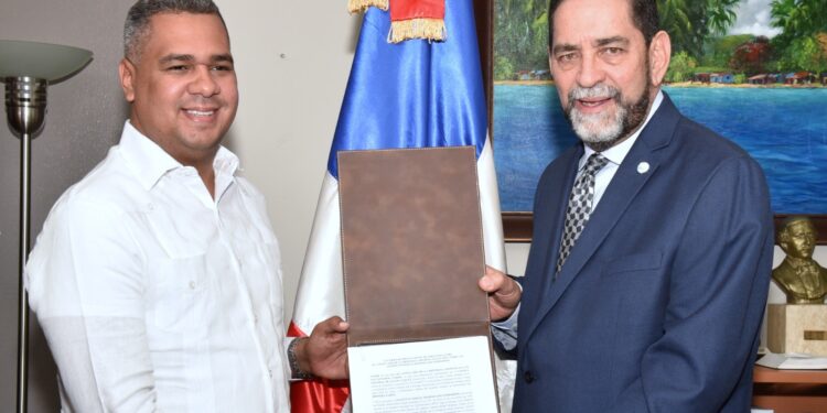 INPOSDOM retoma acuerdo de paquetería y documentos de RD