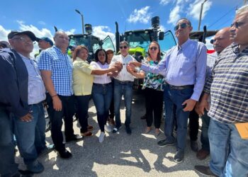 Productores agropecuarios de San Juan, Azua y Elías Piña agradecen al gobierno por llevarles 16 tractores
