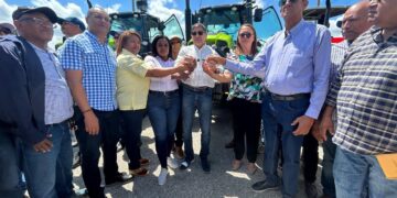 Productores agropecuarios de San Juan, Azua y Elías Piña agradecen al gobierno por llevarles 16 tractores