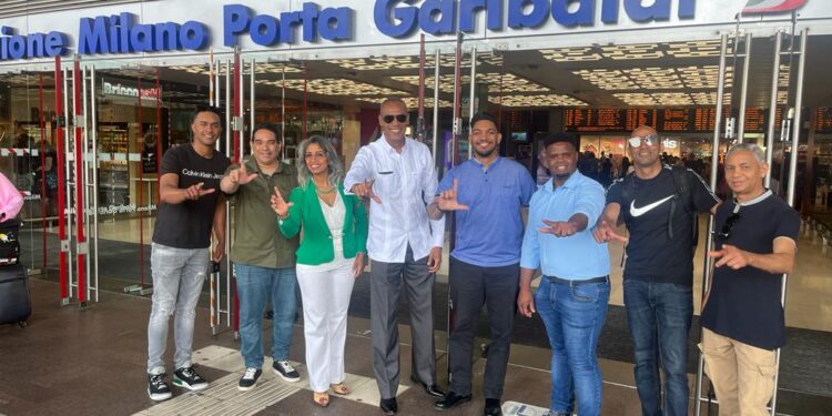 El Secretario de Deporte de la FP brilla en el campo de baseball Bovisio, Masciogo en Milano, Italia