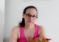 Mujer con 10 gatos clama a las autoridades le extiendan plazo para mudarse a lugar más espacioso