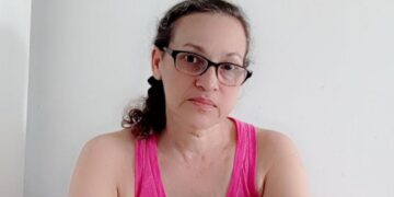 Mujer con 10 gatos clama a las autoridades le extiendan plazo para mudarse a lugar más espacioso