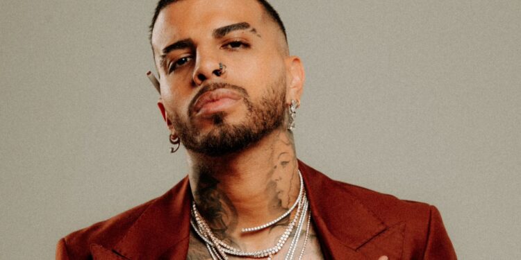 Raw Alejandro enciende el verano con “BABY HELLO” el adelanto de su nuevo álbum "Playa Saturno"