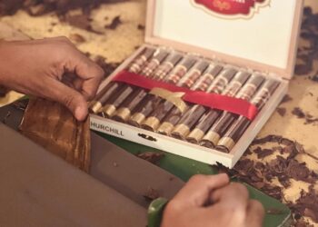 La Realeza Dominican Tabacco y INTABACO realizan graduación taller especializado "Elaboración del Tabaco"