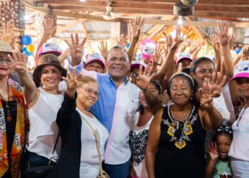 Milcíades Soto realiza encuentro con mujeres de Azua