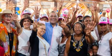 Milcíades Soto realiza encuentro con mujeres de Azua