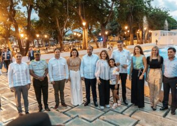 Alcaldía del Distrito Nacional, Planeta Azul y Banreservas iluminan el parque Eugenio María de Hostos