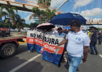 Alrededor de 200 empleados del Metro marchan al Palacio Nacional