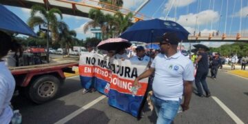 Alrededor de 200 empleados del Metro marchan al Palacio Nacional