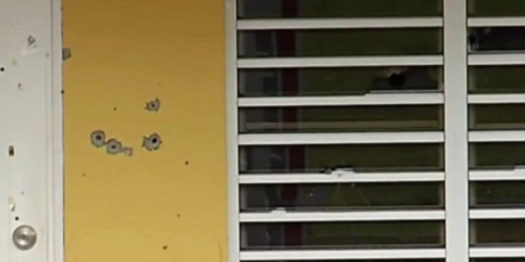 Tirotean casa de periodista en villa mella