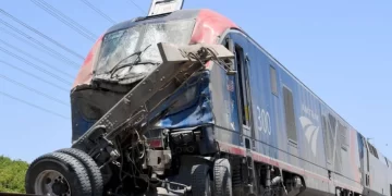 Choque de tren con camión deja al menos 16 personas heridas en California