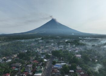 Continúa la amenaza de una erupción explosiva del volcán Mayón en Filipinas