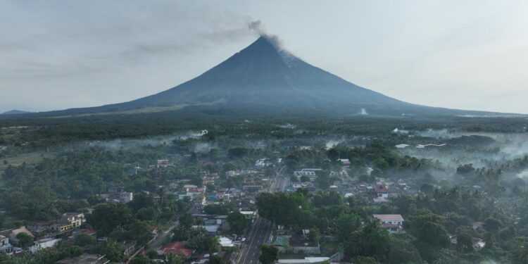 Continúa la amenaza de una erupción explosiva del volcán Mayón en Filipinas
