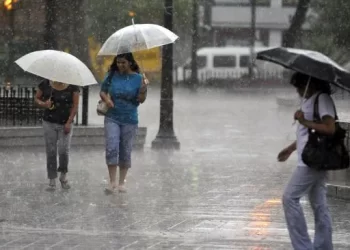 Onda tropical y vaguada están dominando las condiciones del tiempo sobre la isla
