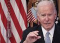Biden se tropieza y cae al piso en plena entrega de diplomas en graduación militar EE.UU
