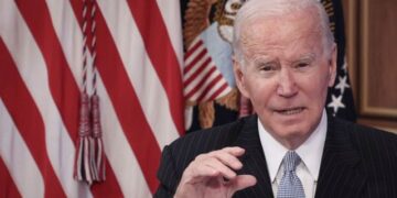 Biden se tropieza y cae al piso en plena entrega de diplomas en graduación militar EE.UU