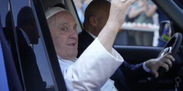 El Papa Francisco sale del hospital de Roma 9 días después de la operación