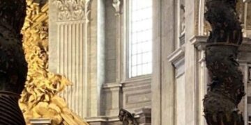 Un hombre desnudo irrumpió en el hombre desnudopara manifestar su rechazo a la invasión de Rusia en Ucrania