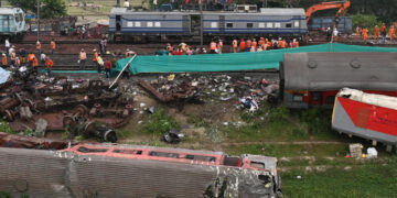 Servicio de trenes se reanuda en India 51 horas después de mortífero accidente