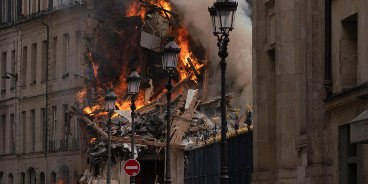 Al menos 37 heridos y dos desaparecidos tras explosión que provocó derrumbe de 2 edificios en París