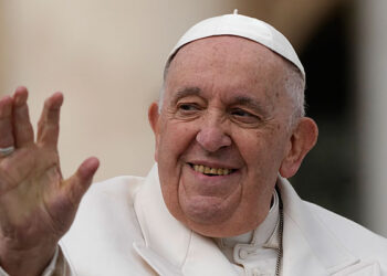 El papa continúa mejorando y trabaja en el hospital