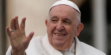 El papa continúa mejorando y trabaja en el hospital