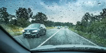 Algunos aguaceros con tronadas y ocasionales ráfagas de viento en la tarde hacia el interior, especialmente hacia el noroeste, suroeste y la Cordillera