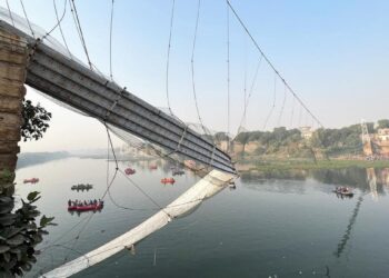 Puente en construcción colapsa en la India