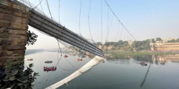 Puente en construcción colapsa en la India