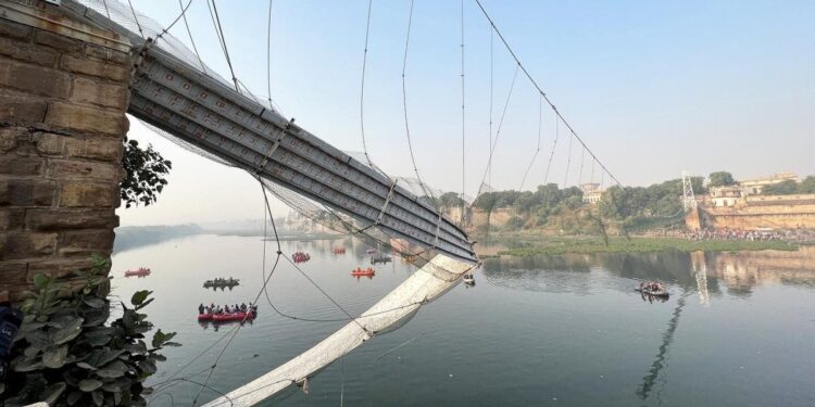 Puente en construcción colapsa en la India