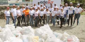 Edesur retira más de 1,000 libras de residuos de la playa Manresa