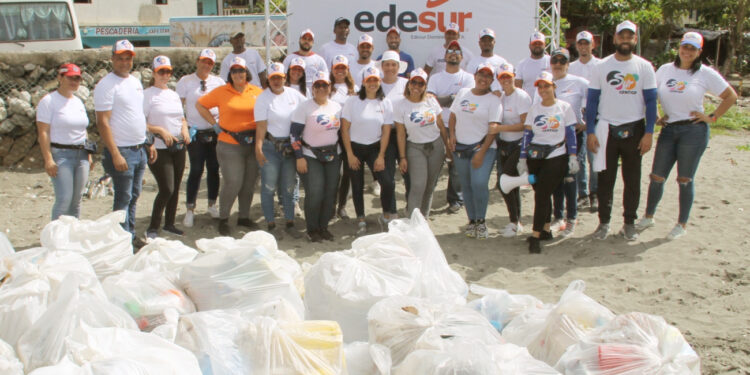 Edesur retira más de 1,000 libras de residuos de la playa Manresa