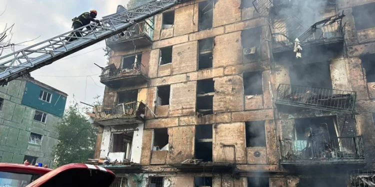 Ataque con misiles rusos en la ciudad natal de Zelenskyy mata al menos a 10