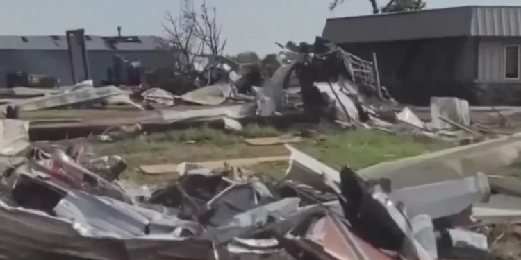 Un tornado deja al menos cuatro muertos y destrucción en pueblo de Texas