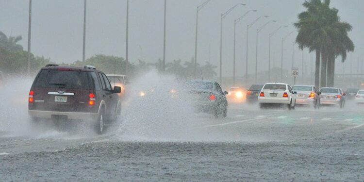 Onda tropical y vaguada continuarán generando aguaceros, tormentas eléctricas y ráfagas de viento en algunas provincias