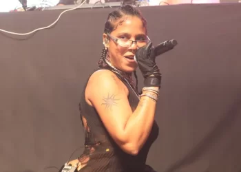 Entre llantos y gritos fans de Tokischa la reciben en concierto a casa llena en España