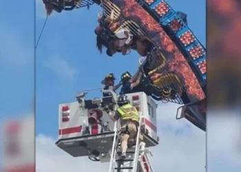 Pánico en una montaña rusa de Wisconsin: Ocho personas atrapadas boca abajo durante más de tres horas