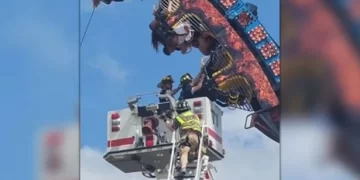 Pánico en una montaña rusa de Wisconsin: Ocho personas atrapadas boca abajo durante más de tres horas