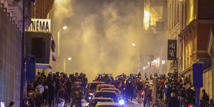 Francia: Al menos 700 detenidos en disturbios nocturnos