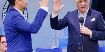 Miguel Vargas juramenta al senador Iván Silva en el PRD