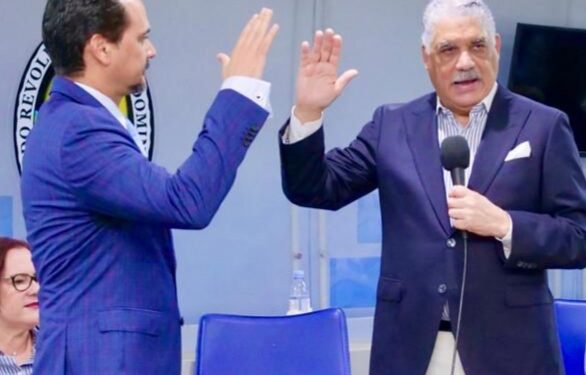 Miguel Vargas juramenta al senador Iván Silva en el PRD