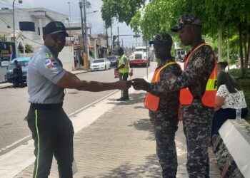 Encargado DIGESETT regala golosinas a sus agentes por el Día del Padre en Cotuí