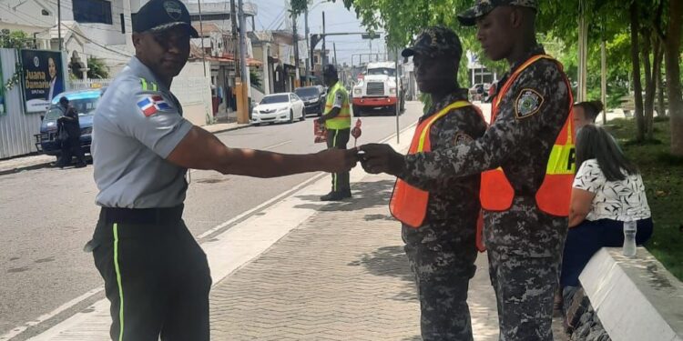 Encargado DIGESETT regala golosinas a sus agentes por el Día del Padre en Cotuí