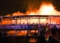 Muere un bombero cuando apagaba coches incendiados en los disturbios cerca de París