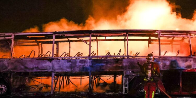 Muere un bombero cuando apagaba coches incendiados en los disturbios cerca de París