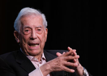 Mario Vargas Llosa se recupera del covid y salió del hospital