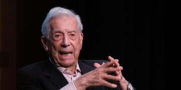 Mario Vargas Llosa se recupera del covid y salió del hospital