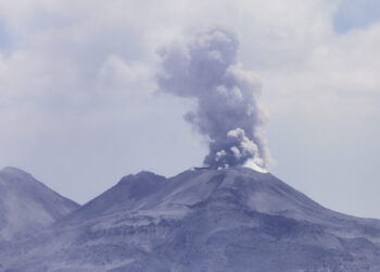 Perú declara estado de emergencia por erupción del volcán Ubinas