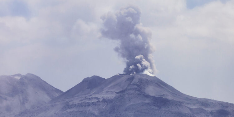 Perú declara estado de emergencia por erupción del volcán Ubinas