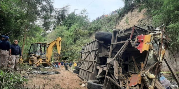 Un autobús vuelca en México dejando al menos 29 muertos